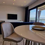 Luxury Eclipse Apartment *